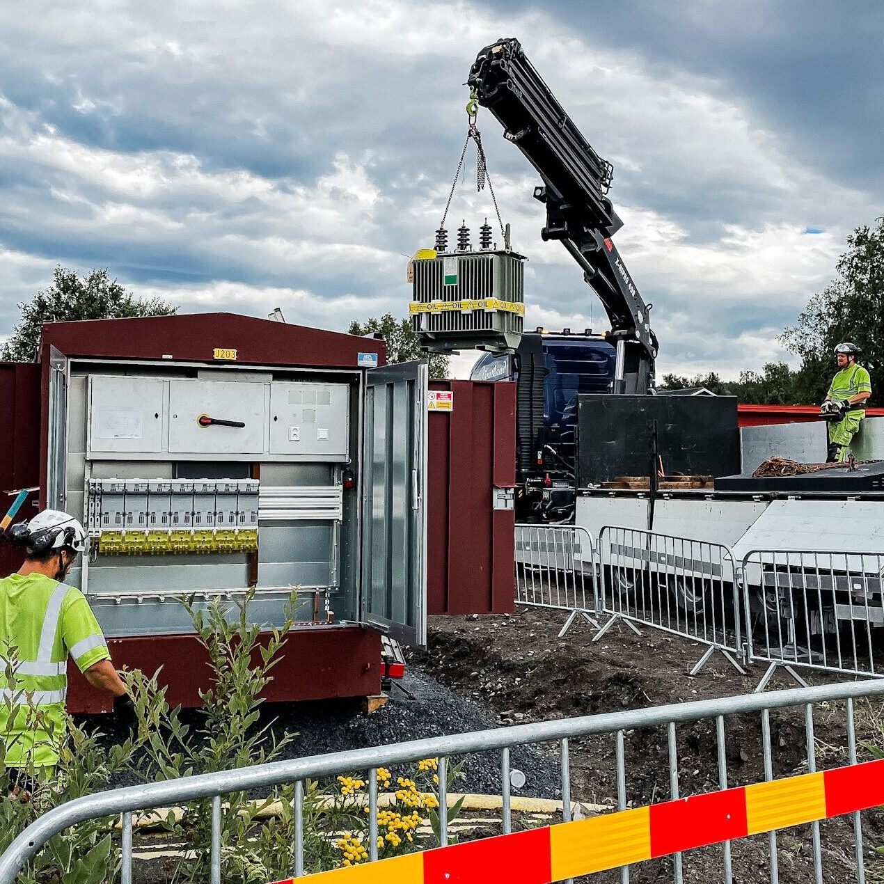 Norrmontage installera transformatorstation med lyft